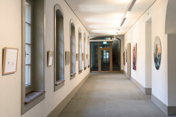 SSBL Galerie im Kloster, Gemälde in der Ausstellung, Klostergang | © copyright by jutta vogel