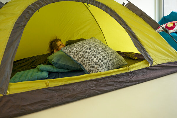 SSBL Bewohnerin liegt im Zelt | © copyright by jutta vogel