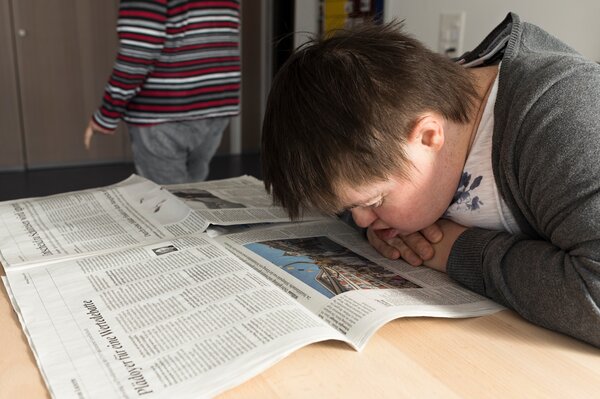 SSBL Bewohnerin liest die Zeitung | © copyright by jutta vogel