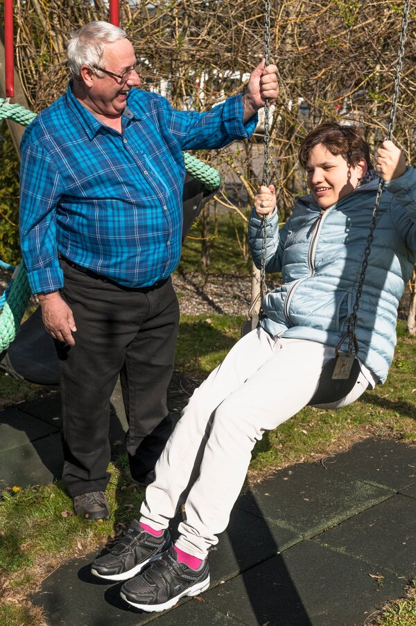 SSBL Freiwilliger Mitarbeiter im Austausch mit einer Bewohnerin | © copyright by jutta vogel