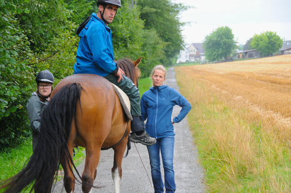 Von links: Mia Leberer, Patrick Rast und Regina Durrer machen mit dem Pferd Voltéro einen Spaziergang entlang der Reuss.